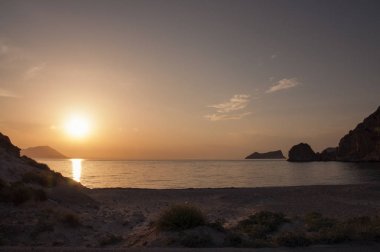 Plathiena plaj Milos Adası Yunanistan günbatımı üzerinde göster