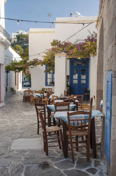 Plaka Village Milos Island Greece 2014 Tradiční Taverna Úzkých Uličkách — Stock fotografie