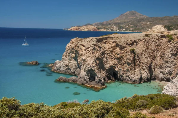 Iatismo Perto Das Falésias Praia Tsigrado Ilha Milos Grécia — Fotografia de Stock