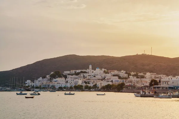 Pohled Přes Adamas Vesnici Ostrově Milos Řecku Západu Slunce — Stock fotografie
