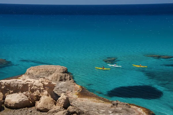 在阳光明媚的日子 在希腊的法国米洛岛海岸附近划独木舟 — 图库照片