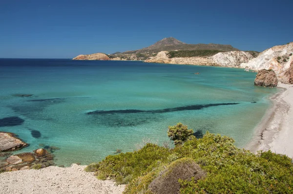 Turkuaz renkli suların Firiplaka Beach Milos Adası Yunanistan