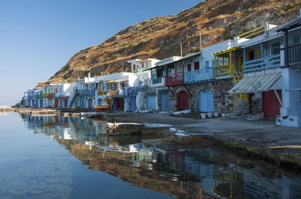 Renkli syrmata balıkçı Milos Adası Yunanistan Klima köyü evleri