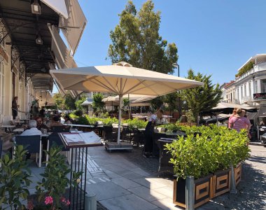 Atina, Yunanistan - 05: 29: 2019: Güneşli bir günde Monastiraki ilçesinde yürümek