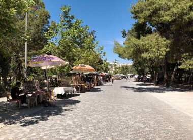 Atina, Yunanistan - 05: 29: 2019: Güneşli bir günde Monastiraki ilçesinde yürümek