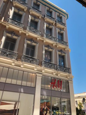 Atina, Yunanistan - 05: 29: 2019: Güneşli bir günde Pire bölgesinde yürümek