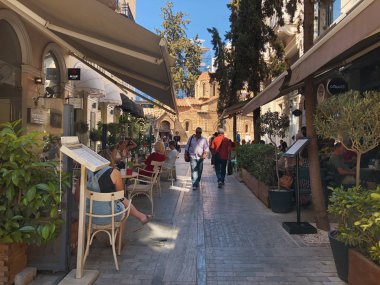 Atina, Yunanistan - 05: 29: 2019: Güneşli bir günde Monastiraki ilçesinde yürümek