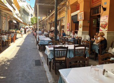 Atina, Yunanistan - 05: 29: 2019: Güneşli bir günde Monastiraki ilçesinde yürümek