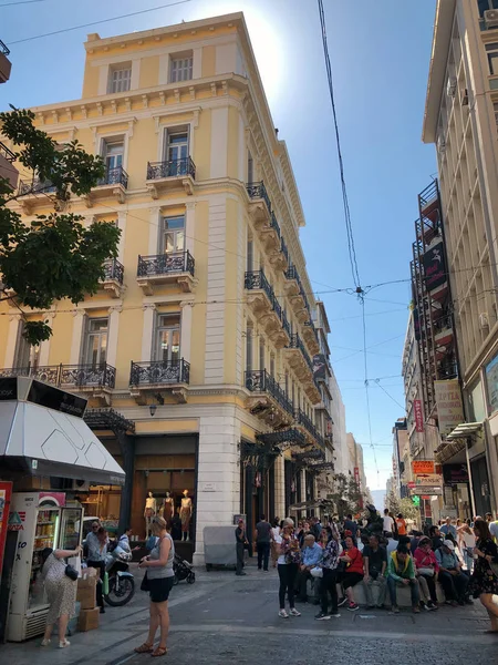 Atina, Yunanistan - 05: 29: 2019: Güneşli bir günde Monastiraki ilçesinde yürümek