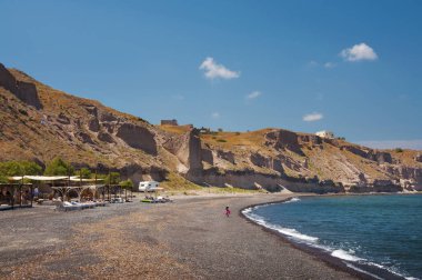Santorini, Yunanistan - 05: 17 2017: Santorini Adası 'nda Kaya oluşumlu Kara Kum Plajı