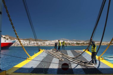 Naxos, Yunanistan - 05: 23 2017: Açılmış Rampada İşçiler Naxos Adası 'na Yaklaşırken