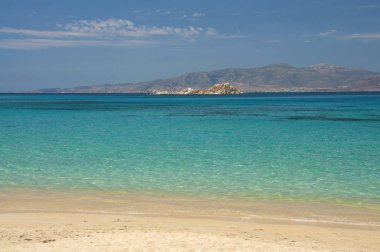 Yunanistan 'ın Naxos adasındaki Mikri Vigla sahilinin kristal berrak suları