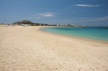 Yunanistan 'ın Naxos adasındaki Mikri Vigla kumlu sahilinin kristal berrak turkuaz suları