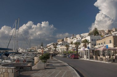 Naxos kasabası, Naxos Adası, Yunanistan - 05 26 2017: Yunanistan 'ın Naxos adasındaki Naxos kasabasının limanındaki cadde