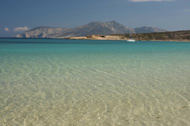 Yunanistan 'ın Koufonisi adasındaki Pori sahilinin kristal berrak suları