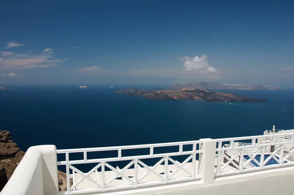 从希腊圣托里尼岛的平台俯瞰火山岛Nea Kameni和大海 — 图库照片