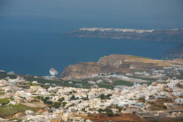 Blick Über Die Insel Santorin Und Ein Kreuzer Der Bucht — Stockfoto