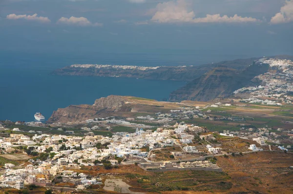 Blick Über Die Insel Santorin Und Ein Kreuzer Der Bucht — Stockfoto