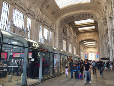 Milan, İtalya - 06 09 2018: Milano Centrale ana tren istasyonu kalabalıklaştı