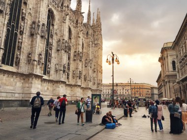 Milan, İtalya - 06 04 2018: Doumo di Milano ile Galleria Vittorio Emanuele arasındaki plato gün batımında kalabalıklaştı