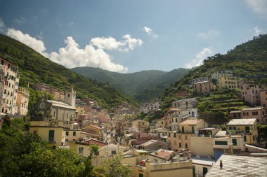 İtalya 'nın Cinque Terre kentindeki beş köyden biri olan Riomaggiore köyü.