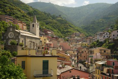 İtalya 'nın Cinque Terre kentindeki beş köyden biri olan Riomaggiore köyü.
