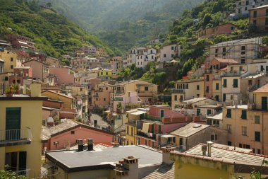 İtalya 'nın Cinque Terre kentindeki beş köyden biri olan Riomaggiore köyü.