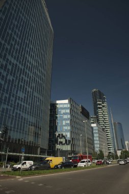 Milan, İtalya - 06 05 2018: Milano, İtalya 'da yüksek modern binalara sahip iş bölgesi
