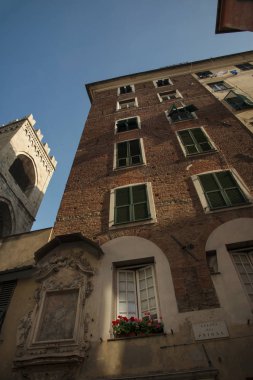 Cenova, İtalya - 06 05 2018: Geleneksel tarz geliştirme ve İtalya 'nın Cenova kentinin tarihi merkezinde Porta Soprana' nın bir bakışı