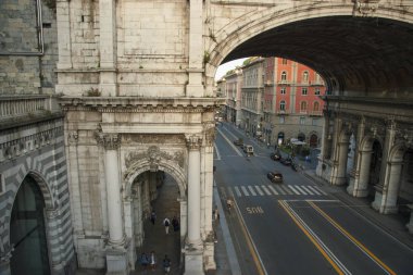 Cenova, İtalya - 06 05 05 2018: Corso Andrea Podesta köprüsü ve gün batımında sokak böğürmesi