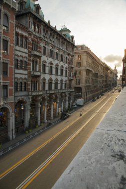 Cenova, İtalya - 06 05 2018: Cenova, İtalya 'nın merkezindeki Via XX Settembre alışveriş caddesine bakın