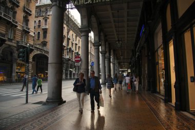 Cenova, İtalya - 06 05 2018: Cenova, İtalya 'nın merkezindeki Via XX Settembre alışveriş caddesine bakın