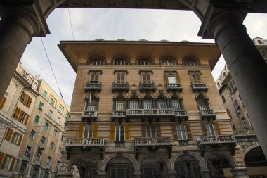 İtalya 'nın Cenova kentindeki Via XX Settembre caddesindeki geleneksel tarz binasına bak