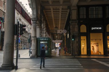 Cenova, İtalya - 06 05 2018: Cenova, İtalya 'nın merkezindeki Via XX Settembre alışveriş caddesine bakın