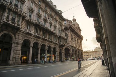 Cenova, İtalya - 06 05 2018: Cenova, İtalya 'nın merkezindeki Via XX Settembre alışveriş caddesine bakın