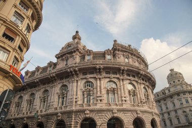Cenova, İtalya - 06 05 2018: Cenova, İtalya 'daki Piazza de Ferrari merkez meydanındaki binalar