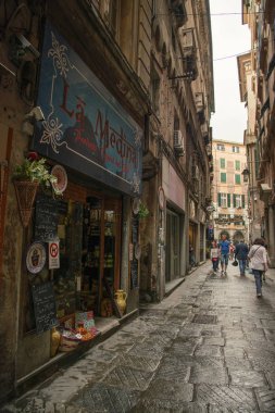 Cenova, İtalya - 06 06 2018: Ceneviz 'in tarihi merkezinde Dar Sokak, İtalya