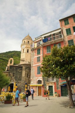Vernazza, Cinque Terre, İtalya - 06 07 2018: Vernazza balıkçı köyü, Cinque Terre 'deki beş binadan biri, büyüleyici renkli binalar