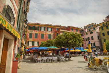 Vernazza, Cinque Terre, İtalya - 06 07 2018: Vernazza balıkçı köyü, Cinque Terre 'deki beş binadan biri, büyüleyici renkli binalar