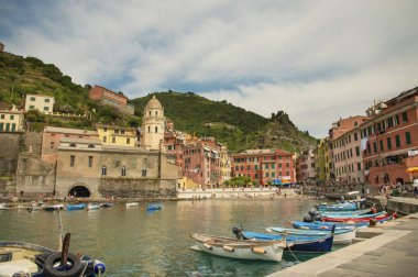 Vernazza, Cinque Terre, İtalya - 06 07 2018: Vernazza balıkçı köyü, Cinque Terre 'deki beş binadan biri, büyüleyici renkli binalar