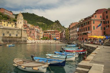 Vernazza, Cinque Terre, İtalya - 06 07 2018: Vernazza balıkçı köyü, Cinque Terre 'deki beş binadan biri, büyüleyici renkli binalar