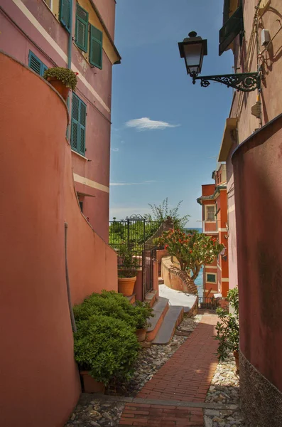 热那亚市Boccadasse渔村一条狭窄的街道 有迷人的五彩斑斓的建筑物 — 图库照片