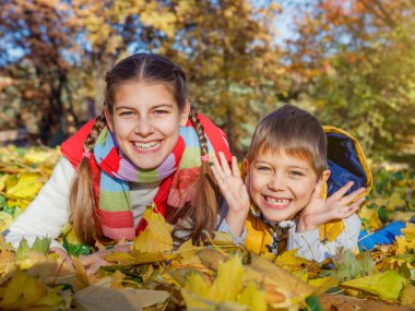 Çocuklar eğleniyor sonbahar park