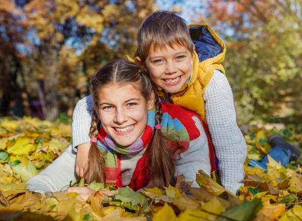 Çocuklar eğleniyor sonbahar park — Stok fotoğraf
