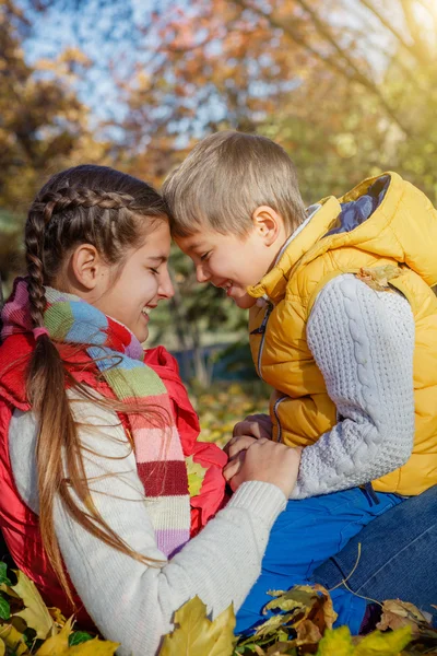 子供たちの楽しい秋の公園で — ストック写真