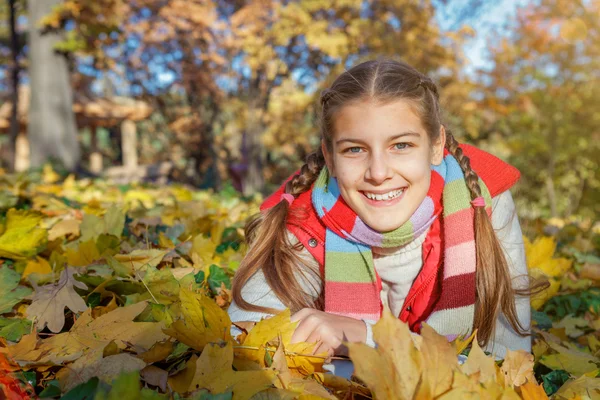 Sonbahar parkta eğleniyor kız — Stok fotoğraf