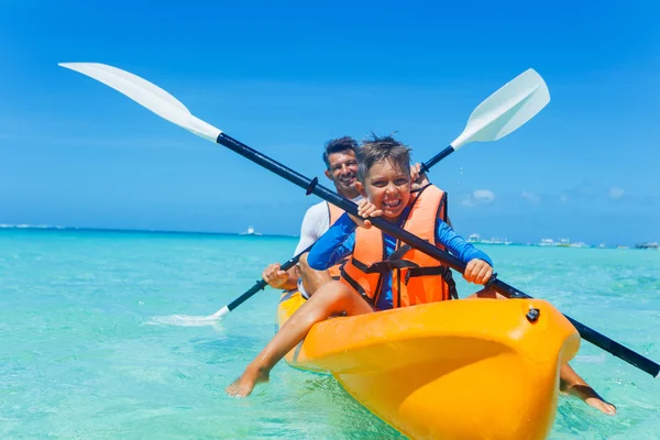 Padre e figlio in kayak nell'oceano tropicale — Foto Stock