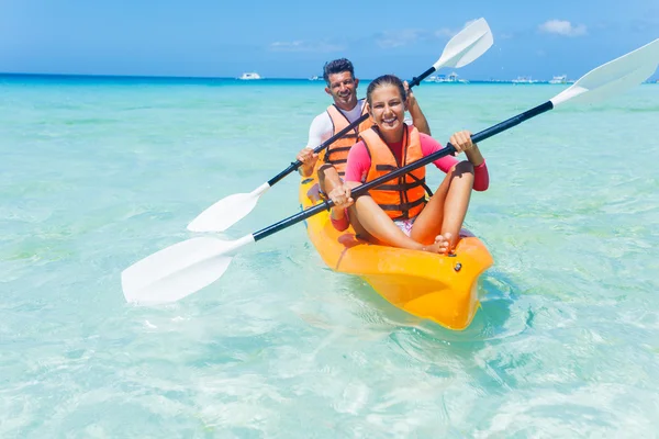 Pai e filha caiaque no oceano tropical — Fotografia de Stock