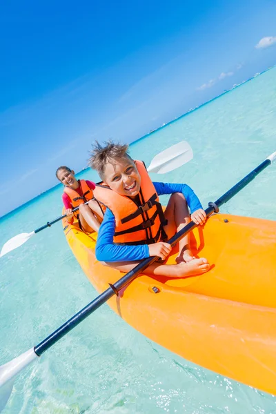 Kinderen peddelen in kajak — Stockfoto