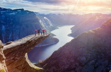 Trolltunga ailesi